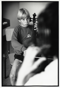 108050 Afbeelding van een jongen met een cello tijdens een repetitie in de Gemeentelijke Muziekschool (Domplein 4) te ...